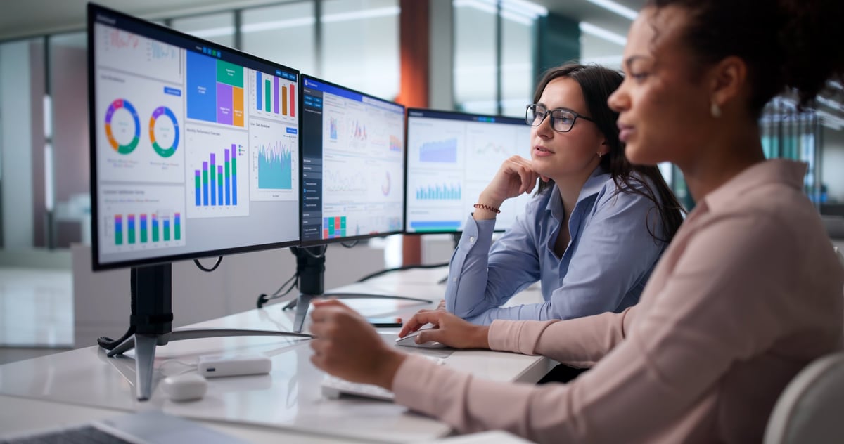 Equipo analizando datos financieros en una oficina